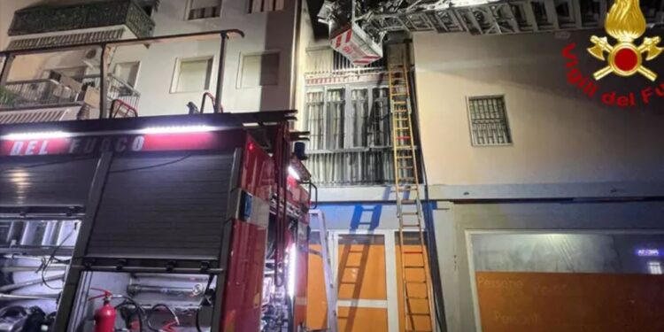 Tre humbje jetë nga zjarri në një apartament në Milano, 17 familje evakuohen.