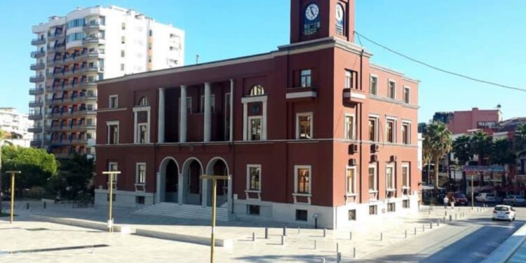 Tre muaj pas dorëheqjeve si drejtorë në bashkinë Durrës, shumë zyrtarë vazhdojnë të mbajnë pozitat e tyre.