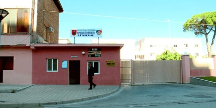 Tre persona goditen me thikë gjatë natës në Lushnjë dhe përfundojnë në spital