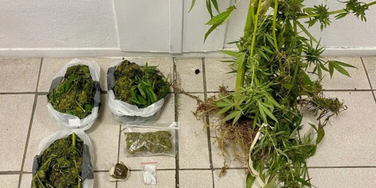 Tre shqiptarë arrestohen në Selanik me drogë dhe armë.