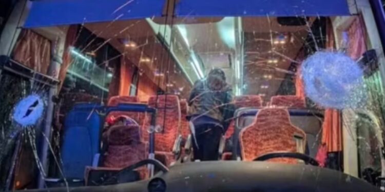 Tronditëse në basketboll: Autobusi me tifozët italianë, goditet me gurë; shoferi humb jetën.