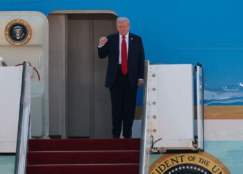 Trump arrin në Izrael me Air Force One, duke ngritur grushtin dhe duke shprehur mirënjohje.