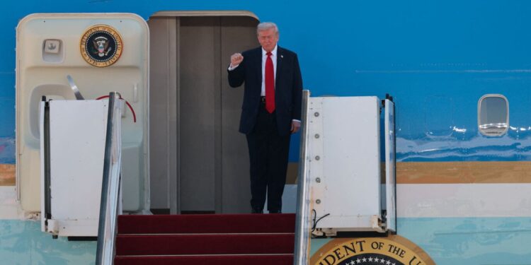 Trump arrin në Izrael me Air Force One, duke ngritur grushtin dhe duke shprehur mirënjohje.