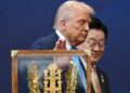 Trump dhuron një kurorë në Korenë e Jugut, premton të ndikojë në uljen e tensioneve mes Seulit dhe Phenianit.