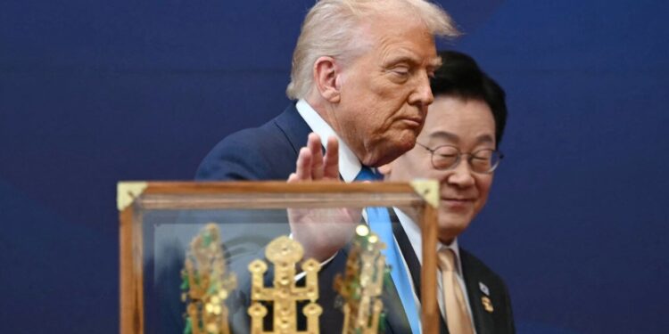 Trump dhuron një kurorë në Korenë e Jugut, premton të ndikojë në uljen e tensioneve mes Seulit dhe Phenianit.