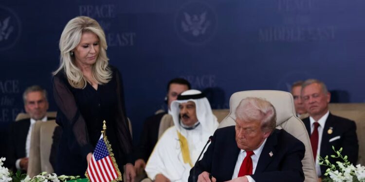 Trump firmos dokumentin e planit të paqes në Gaza: Na mori 3000 vjet për ta arritur këtë.