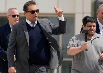 Trump i jep amnisti ish-kongresmenit republikan George Santos, i dënuar me 7 vite burg për korrupsion dhe falsifikim identiteti