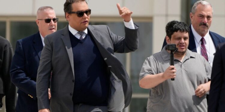 Trump i jep amnisti ish-kongresmenit republikan George Santos, i dënuar me 7 vite burg për korrupsion dhe falsifikim identiteti