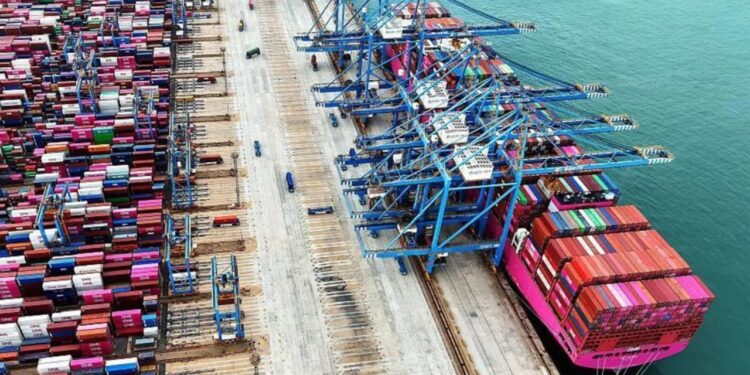 Trump paralajmëron tarifa prej 100% për produktet kineze, Pekini përgjigjet: Po aplikoni standarde të dyfishta. Nuk kemi frikë nga përballja tregtare.