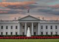 Trump rikthehet në Shtëpinë e Bardhë, por në formatin e Mar-a-Lago: Ar, luks dhe një sallë ballope 90,000 metra katrorë