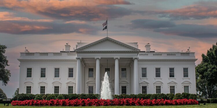 Trump rikthehet në Shtëpinë e Bardhë, por në formatin e Mar-a-Lago: Ar, luks dhe një sallë ballope 90,000 metra katrorë