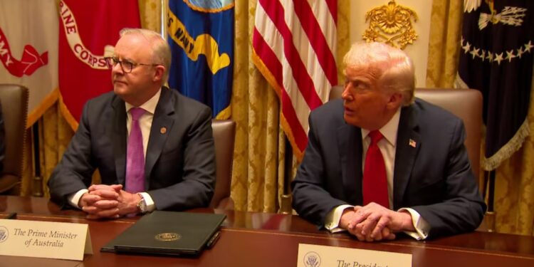 Trump shpreh pakënaqësi, ndërsa kryeministri australian mbështet ambasadorin e tij në SHBA.