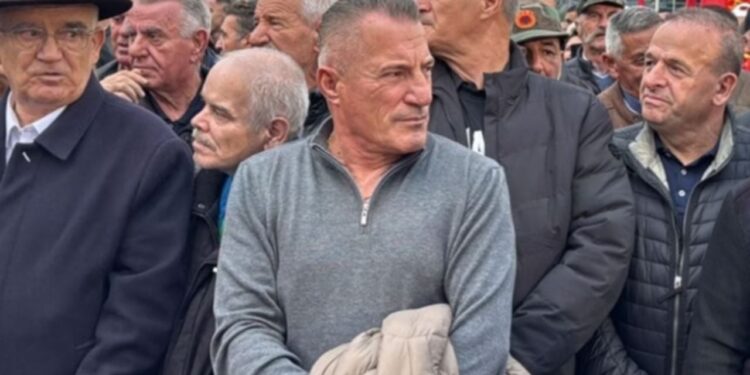 Tubimi në mbështetje të ish-luftëtarëve të UÇK-së, me pjesëmarrjen e babait të Granit dhe Taulant Xhakës.