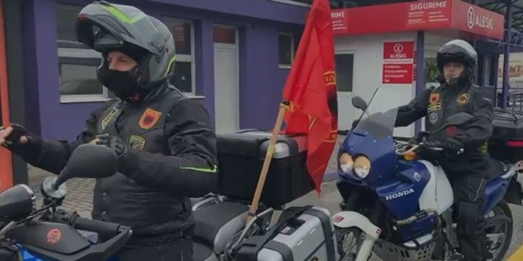 “UÇK” proteston në Tiranë, mija nga Kosova dhe Luginë e Preshevës arrijnë në Shqipëri për të marrë pjesë në ngjarje.