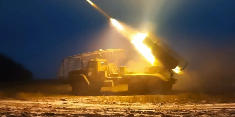 Ukraina sulmon një depo nafte në Krime, mbrojtja ajrore ruse aktivizohet dhe godet gabimisht një avion luftarak rus