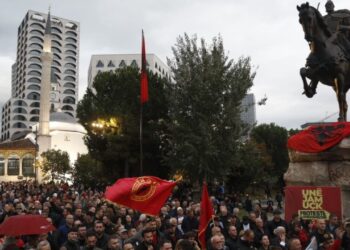 “Unë jam UÇK”: Mijëra qytetarë protestojnë për ish-liderët e UÇK, Ahmeti: Gjykata speciale e sjellë nga Rusia dhe Serbia! Moisiu: Ata nuk kanë kryer krime.