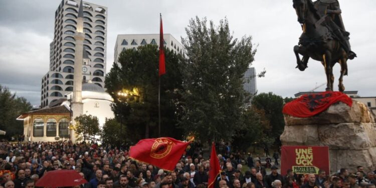 “Unë jam UÇK”: Mijëra qytetarë protestojnë për ish-liderët e UÇK, Ahmeti: Gjykata speciale e sjellë nga Rusia dhe Serbia! Moisiu: Ata nuk kanë kryer krime.