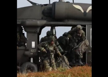 Ushtarët gjermanë dhe amerikanë të KFOR-it po stërviten për zbarkim me helikopter në jug të Kosovës.