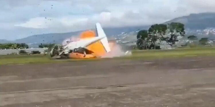 VIDEO/ Aksidenti i aeroplanit në Venezuelë, mjeti fluturues përmbyset gjatë nisjes dhe shpërthen në flakë, dy të vdekur dhe dy të plagosur