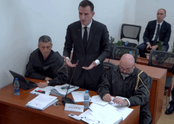 VIDEO-LAJM: Masat e sigurisë në Gjykatën Kushtetuese, polici qëndron në këmbë çdo herë që Veliaj përgjigjet pyetjeve të gjyqtarëve