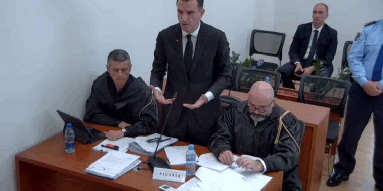 VIDEO-LAJM: Masat e sigurisë në Gjykatën Kushtetuese, polici qëndron në këmbë çdo herë që Veliaj përgjigjet pyetjeve të gjyqtarëve