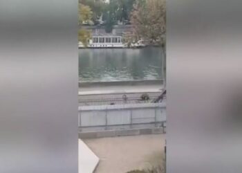 VIDEO/ Si u futën në muze? Ikja e hajdutëve pas grabitjes në Luvër është më ‘spektakolare’… largohen me monopatinë.