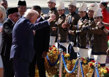 VIDEO/ Trump nis turin e tij në Azi me kërcim, lideri i Shtëpisë së Bardhë bashkohet me valltarët malajzianë sapo zbret nga avioni presidencial.