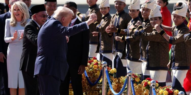 VIDEO/ Trump nis turin e tij në Azi me kërcim, lideri i Shtëpisë së Bardhë bashkohet me valltarët malajzianë sapo zbret nga avioni presidencial.