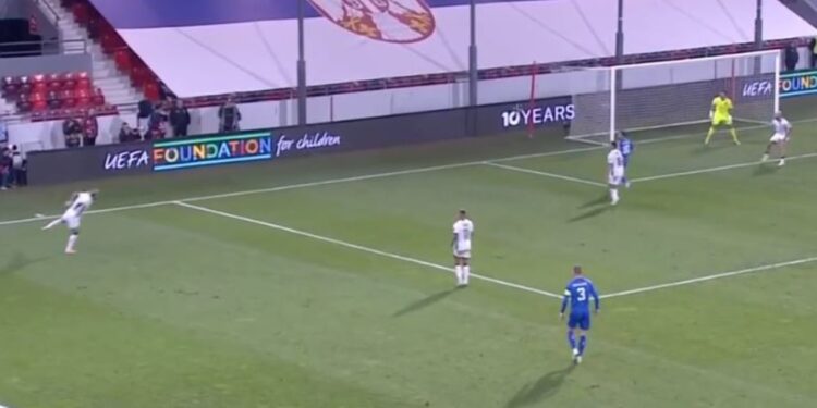 VIVA SERBI-SHQIPËRI/ Serbët kërcënojnë portën e Strakoshës, Hoxha zëvendëson Brojën (VIDEO)