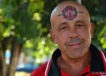 Vdes tifoz i flaktë i Manchester United që ndryshoi emrin dhe vuri stemën e klubit në gjoks.
