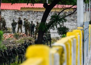 Venezuela dërgon mijëra ushtarë pranë kufirit me Kolumbinë, raportohen sulme të reja nga SHBA.