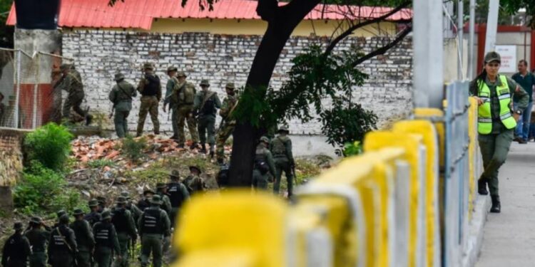 Venezuela dërgon mijëra ushtarë pranë kufirit me Kolumbinë, raportohen sulme të reja nga SHBA.