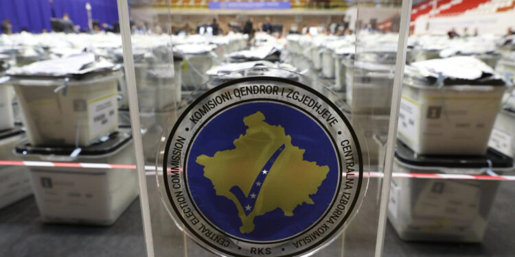 Verifikimi dhe numërimi i fletëvotimeve vazhdon në Prishtinë dhe Prizren.