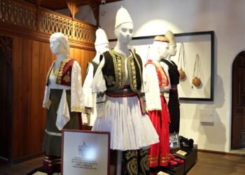 Veshjet tradicionale të Gjirokastrës: Si po kontribuojnë ato në turizëm dhe në Muzeun Etnografik