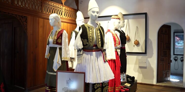 Veshjet tradicionale të Gjirokastrës: Si po kontribuojnë ato në turizëm dhe në Muzeun Etnografik