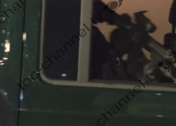 Video/ Automjete me armë dhe makina të blinduara, forcat speciale bashkohen me policinë për të shoqëruar ekipin shqiptar në hotel