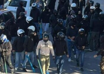 Video: Kaos në Itali para ndeshjes së Serie A, tifozët e dy skuadrave përplasen në rrugë.