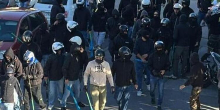 Video: Kaos në Itali para ndeshjes së Serie A, tifozët e dy skuadrave përplasen në rrugë.