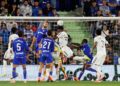 Video/ Kontroversi mbi dy kartonë të kuq, Real Madrid mposht rivalët e kryeqytetit me një gol të Mbappes dhe rikthen kreun e La Ligës.