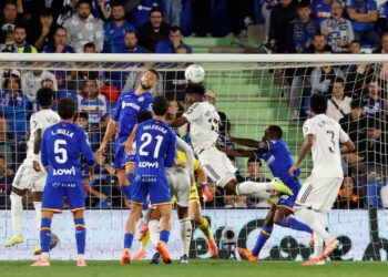 Video/ Kontroversi mbi dy kartonë të kuq, Real Madrid mposht rivalët e kryeqytetit me një gol të Mbappes dhe rikthen kreun e La Ligës.