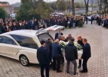 Video/ Nën rrethana ende të paqarta, bëhet homazhi për 19-vjeçarin shqiptar që ndërron jetë në Itali.