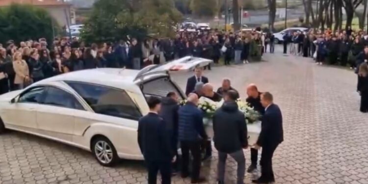 Video/ Nën rrethana ende të paqarta, bëhet homazhi për 19-vjeçarin shqiptar që ndërron jetë në Itali.