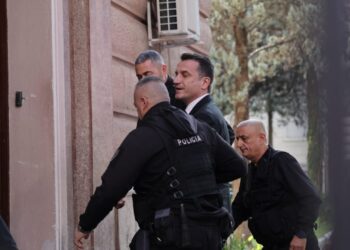 Video News: Erion Veliaj arrin në Gjykatën Kushtetuese me pranga në duar dhe i rrethuar nga policia