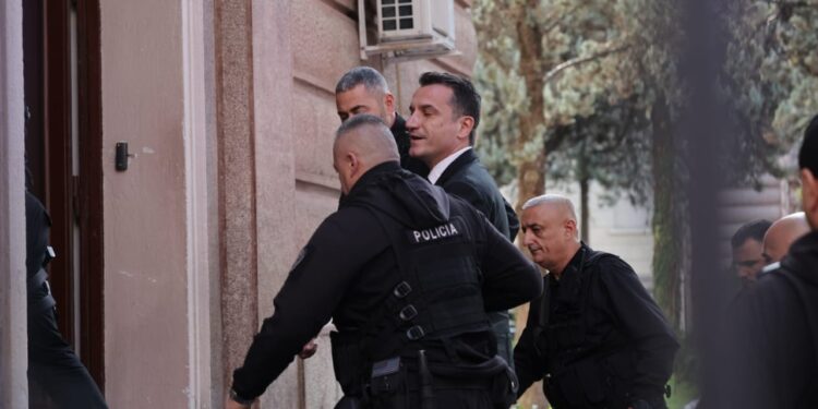 Video News: Erion Veliaj arrin në Gjykatën Kushtetuese me pranga në duar dhe i rrethuar nga policia