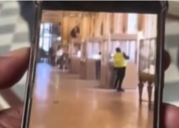 Video: Nga Grabitja në Luvër, çasti kur autori i vjedhjes thyen një vitrinë në galerinë Apollo.