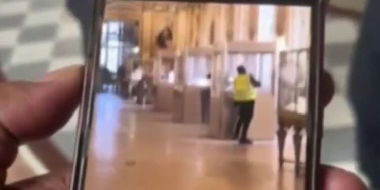 Video: Nga Grabitja në Luvër, çasti kur autori i vjedhjes thyen një vitrinë në galerinë Apollo.