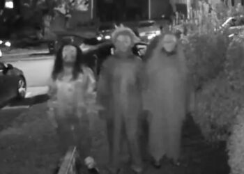 Video/ Pamje të frikshme para derës së shtëpisë, tre të maskuar kërcënojnë me vdekje një grua dhe fëmijët e saj.