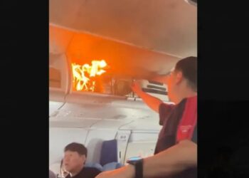 Video/ Panik në avion, bateria në çantën e pasagjerit shpërthen në flakë, avioni bën ulje emergjente në Kinë