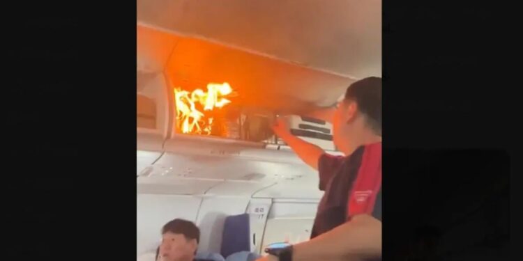 Video/ Panik në avion, bateria në çantën e pasagjerit shpërthen në flakë, avioni bën ulje emergjente në Kinë