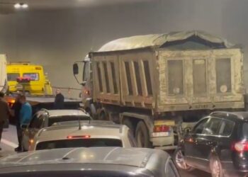 Video/ Problem me trailerin, qindra automjete të bllokuara në tunelin e unazës veriore